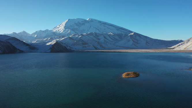 新疆阿克陶县卡拉库里湖和慕士塔格峰雪山